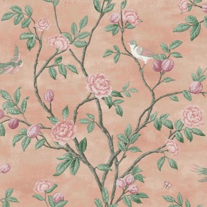 Laura Ashley Vliestapete Eglantine Blush mit Rosen, Blättern und Vögeln auf rosa Grund.