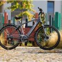 Graues Fischer E-Bike Viator 5.0i mit Diamantrahmen und Mittelmotor vor Gebäude.