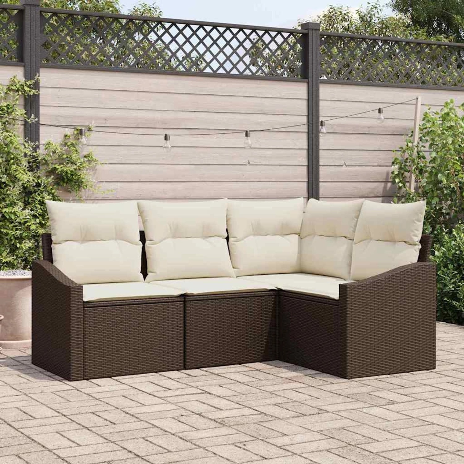 Braunes 4-teiliges vidaXL Garten-Sofa-Set aus Poly Rattan mit hellen Kissen.
