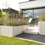 Diephaus L-Stein bewehrt, grau, 130x100x70x8 cm, als Beetbegrenzung im Garten.