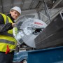 Bosch Professional GCD 18V-355 Metalltrennsäge beim Schneiden eines Metallprofils.