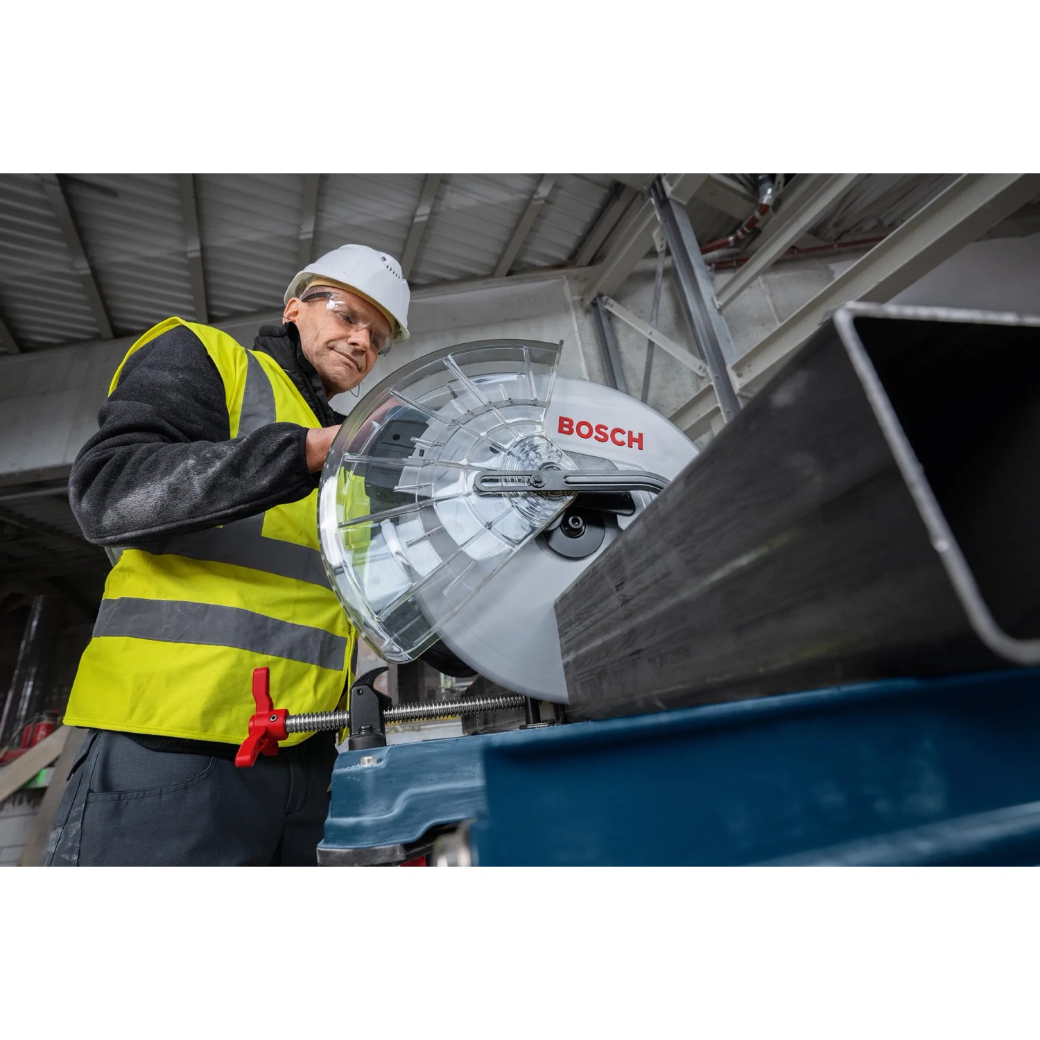 Bosch Professional GCD 18V-355 Metalltrennsäge beim Schneiden eines Metallprofils.