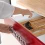 Bambus Besteckkasten mit 6 Fächern in offener Küchenschublade. Ordnet Besteck & Küchenutensilien. Naturfarben.