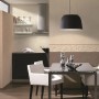 Beige-cremefarbene Vliestapete von A.S. Creation mit floralem Muster in einem Esszimmer.
