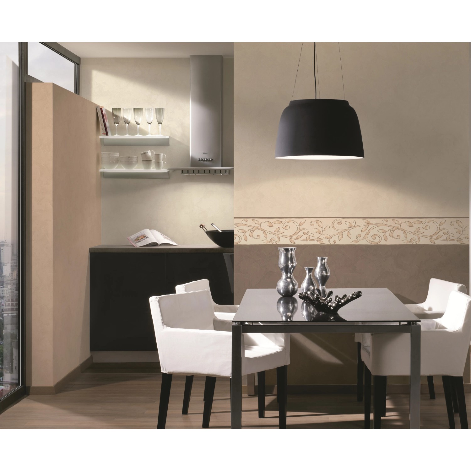Beige-cremefarbene Vliestapete von A.S. Creation mit floralem Muster in einem Esszimmer.