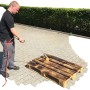 Mann benutzt Rothenberger RoMaxi Anwärmbrenner, um eine Holzpalette abzuflammen. Inkl. Gasschlauch und Druckregler.