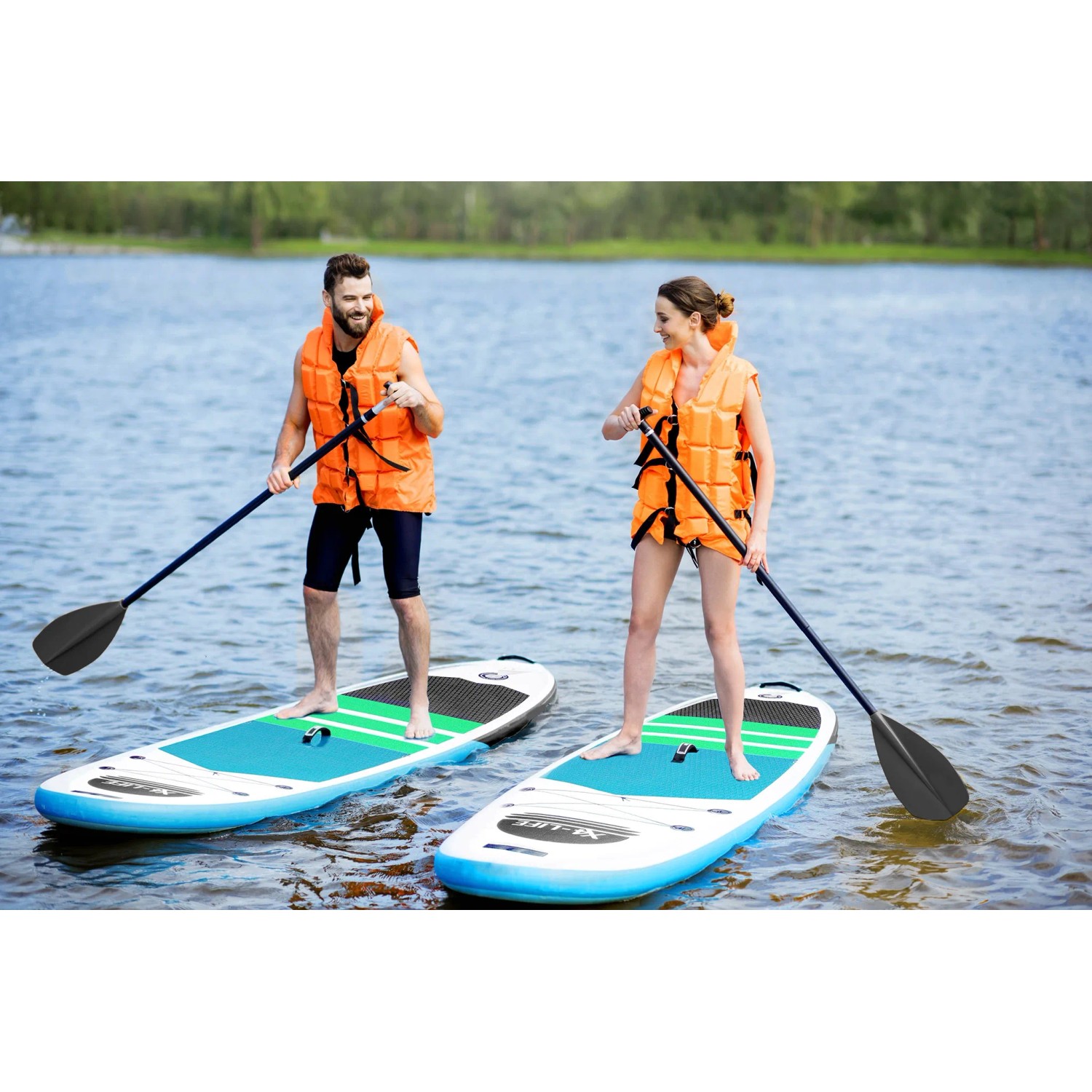 Zwei Personen auf X4-Life Stand Up Paddle Boards mit Paddel und Schwimmweste auf dem Wasser.