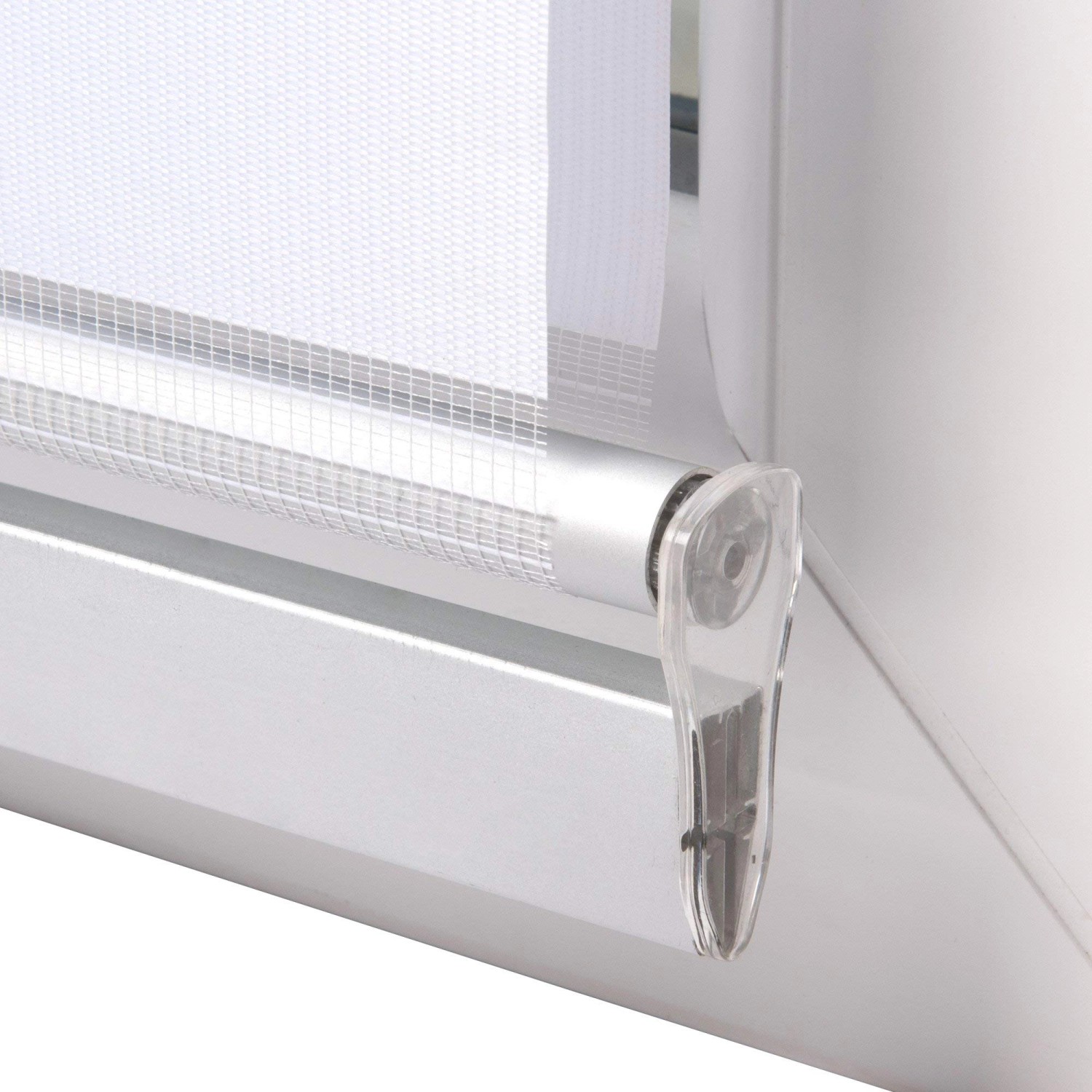 Detailaufnahme: Weißes Sol Royal Doppelrollo mit Kassette und Kettenzug.