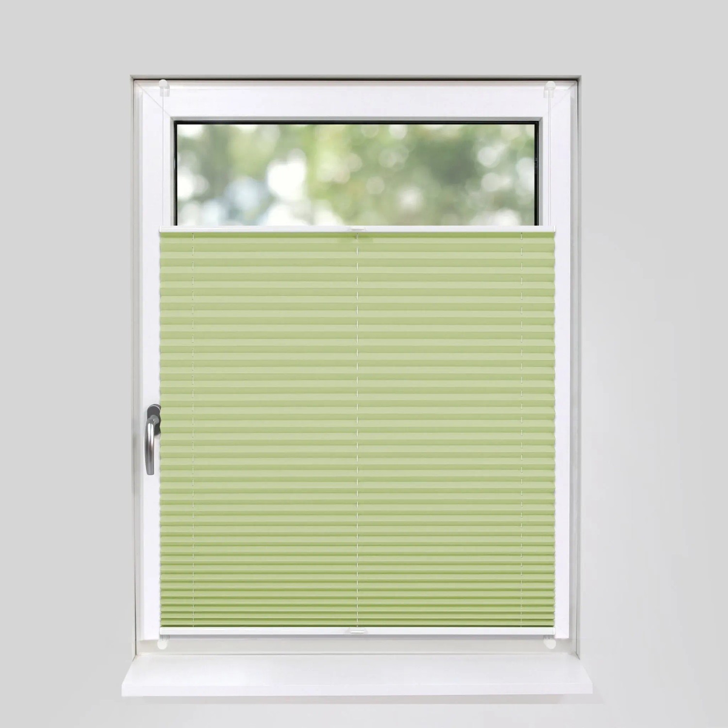 Hellgrünes Plissee 70x150 cm am Fenster, blickdicht, ohne Bohren mit Klemmfix montiert.