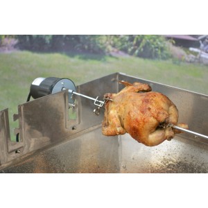 Elektro-Grillmotor mit Hähnchen auf Spieß für gleichmäßige Garung beim Grillen.