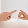 LED-Lichtspiegel (140x60 cm) mit Touch-Bedienung in Neutralweiß, Finger berührt den Sensor.