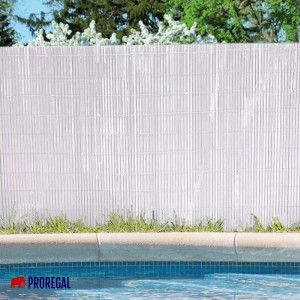 Graue PROREGAL Sichtschutzmatte aus PVC am Pool, 2x3 m. Gartensichtschutz für Privatsphäre.