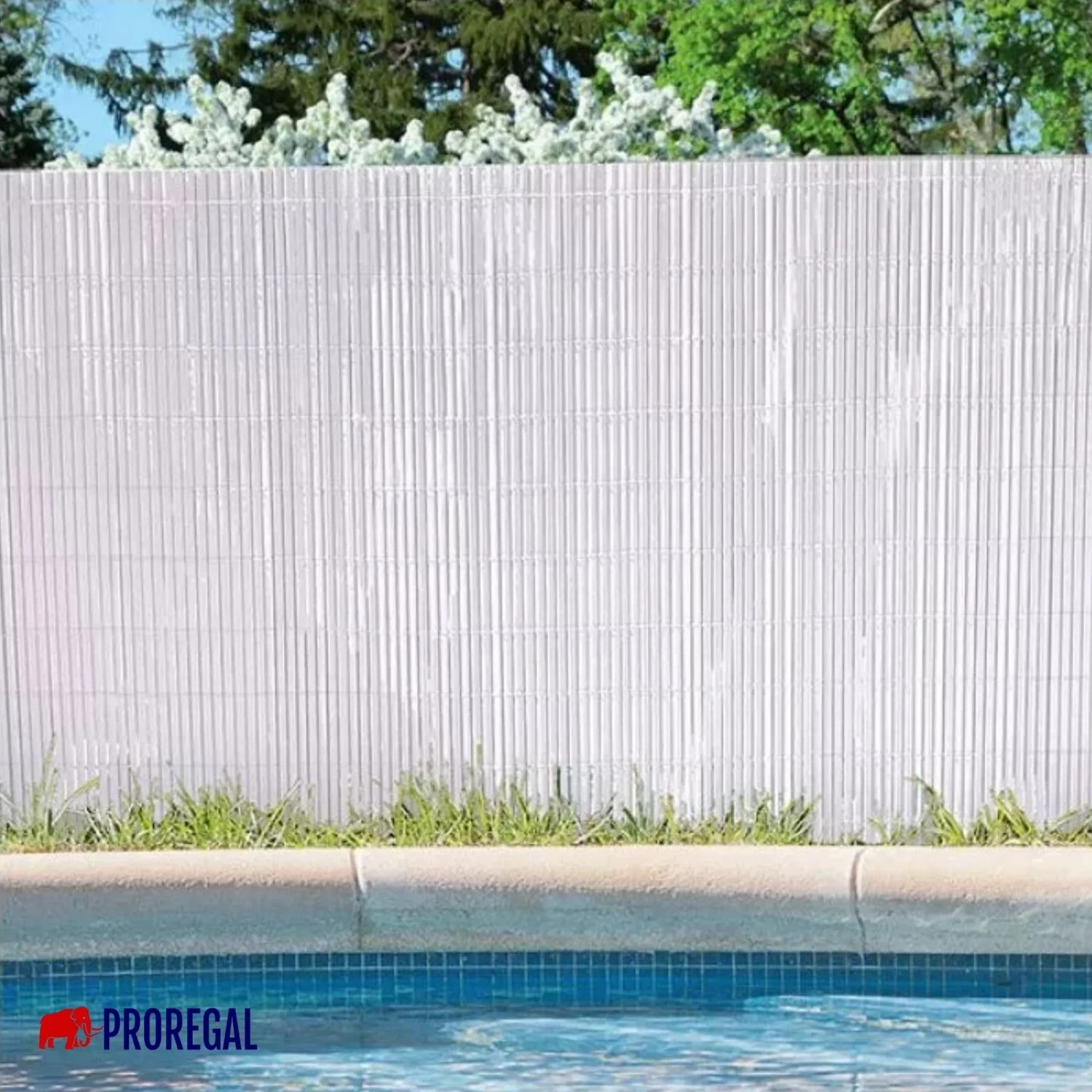 Graue PROREGAL Sichtschutzmatte aus PVC am Pool, 2x3 m. Gartensichtschutz für Privatsphäre.