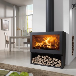 Schwarzer Panadero Fenix Kaminofen ARPEGE EcoDesign mit Holzscheiten im Brennraum und Holzfach.