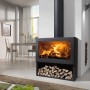 Schwarzer Panadero Fenix Kaminofen ARPEGE EcoDesign mit Holzscheiten im Brennraum und Holzfach.