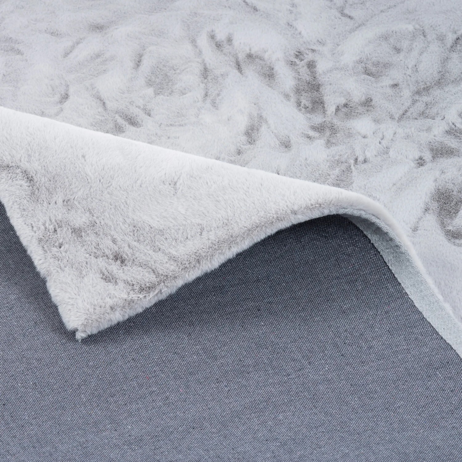 Detailaufnahme: Hellgrauer Pergamon Luxus Fellteppich (180x250cm) mit weicher, flauschiger Oberfläche.