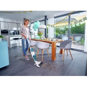 Frau nutzt Leifheit Akku-Saugwischer Regulus Aqua PowerVac zum Reinigen eines Bodens.