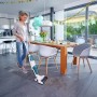 Frau nutzt Leifheit Akku-Saugwischer Regulus Aqua PowerVac zum Reinigen eines Bodens.