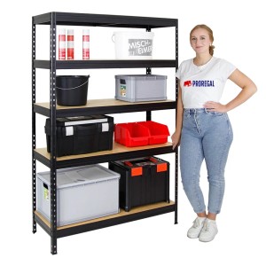 Schwarzes PROREGAL Schwerlastregal mit fünf Ebenen und diversen Gegenständen, daneben eine Frau.