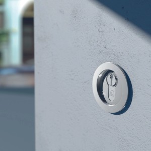 Basi Rohrtresor RT 101 aus Aluminium mit Edelstahl-Verschluss in Wand eingelassen.