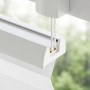 Weißes Klemmfix Plissee Faltrollo am Fenster, Detail der Spannschnüre und Befestigung ohne Bohren.