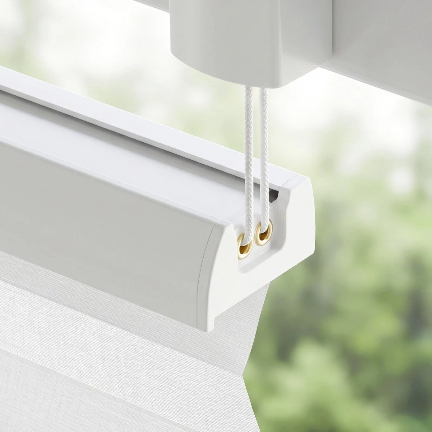 Weißes Klemmfix Plissee Faltrollo am Fenster, Detail der Spannschnüre und Befestigung ohne Bohren.