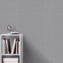 Erismann Vliestapete Spotlight InStyle Anthrazit an Wand hinter Regal.