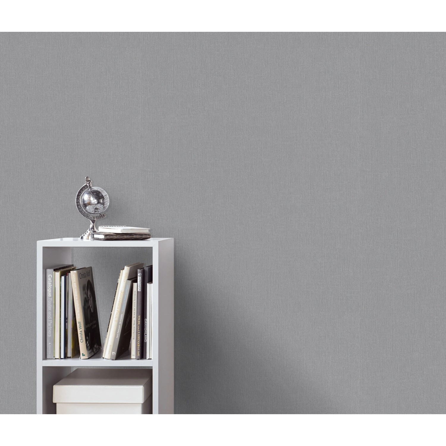 Erismann Vliestapete Spotlight InStyle Anthrazit an Wand hinter Regal.