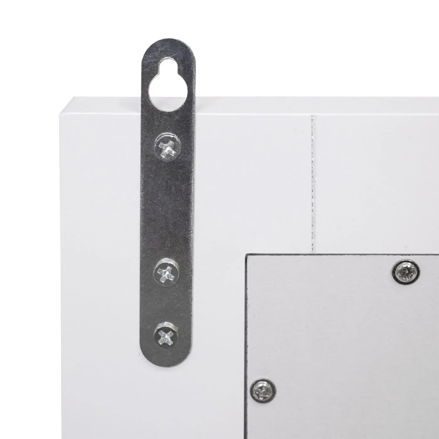 Detailansicht der Metall-Aufhängevorrichtung mit Schrauben am weißen MCW Wandspiegel F75 für einfache Montage.