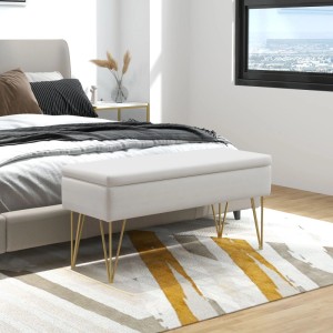 Cremefarbene HOMCOM Sitzbank mit Leinenoptik, Stauraum und goldenen Haarnadelbeinen im Schlafzimmer.