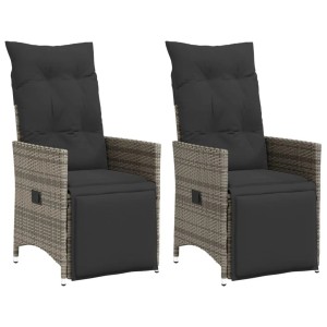 Zwei graue, verstellbare Poly Rattan Gartensessel mit dunklen Kissen. Robuste Gartenstühle für den Außenbereich.