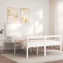 Weißes Massivholzbett 140x190 cm mit Kopfteil im Schlafzimmer.