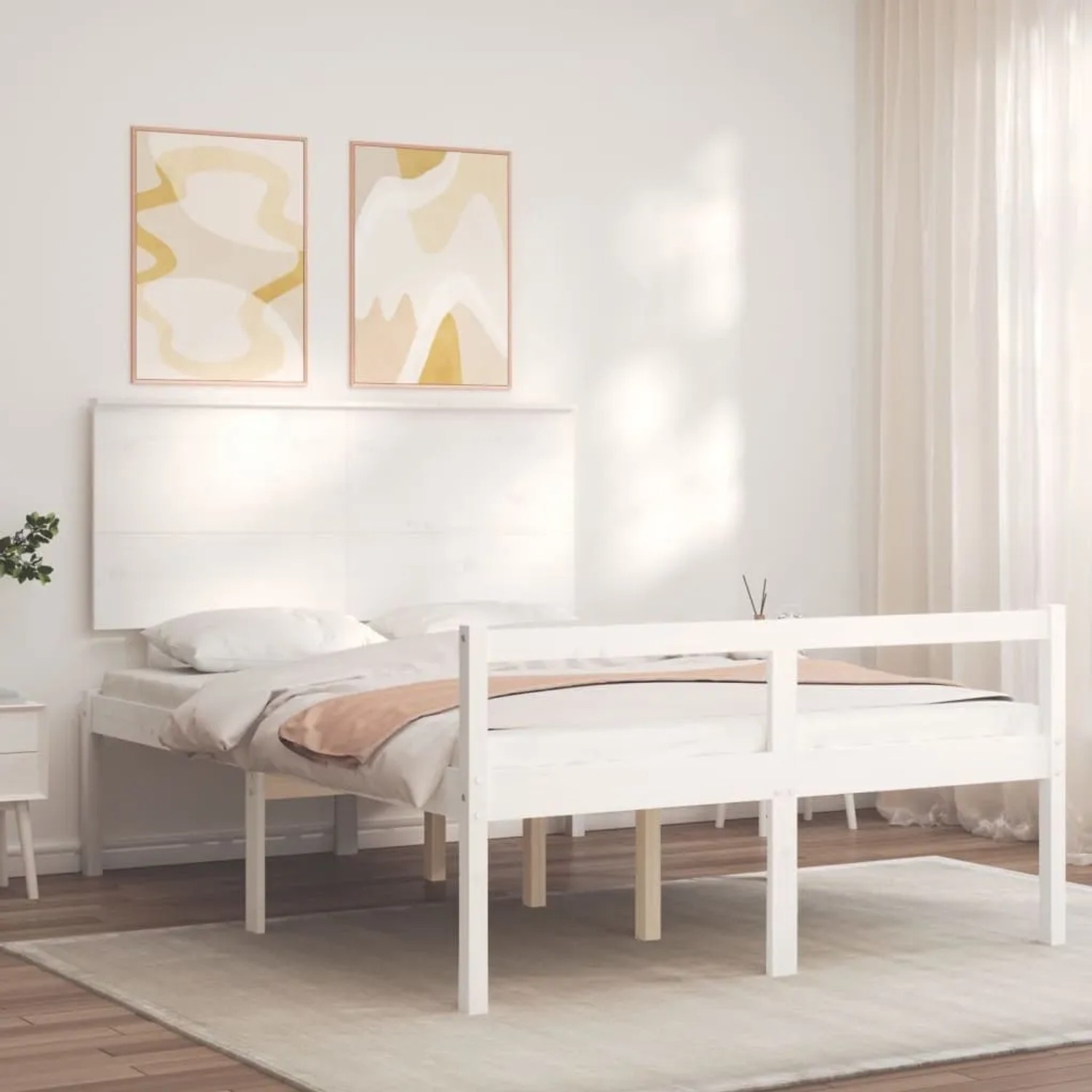 Weißes Massivholzbett 140x190 cm mit Kopfteil im Schlafzimmer.