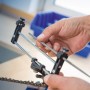 LUX Sägekettenschärfgerät in Benutzung, Zubehör für Kettensägen zum manuellen Schärfen.