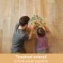 Vater und Kind puzzeln auf einem geölten Holzboden, gereinigt mit Bona Reiniger. Schnelle Trocknung.