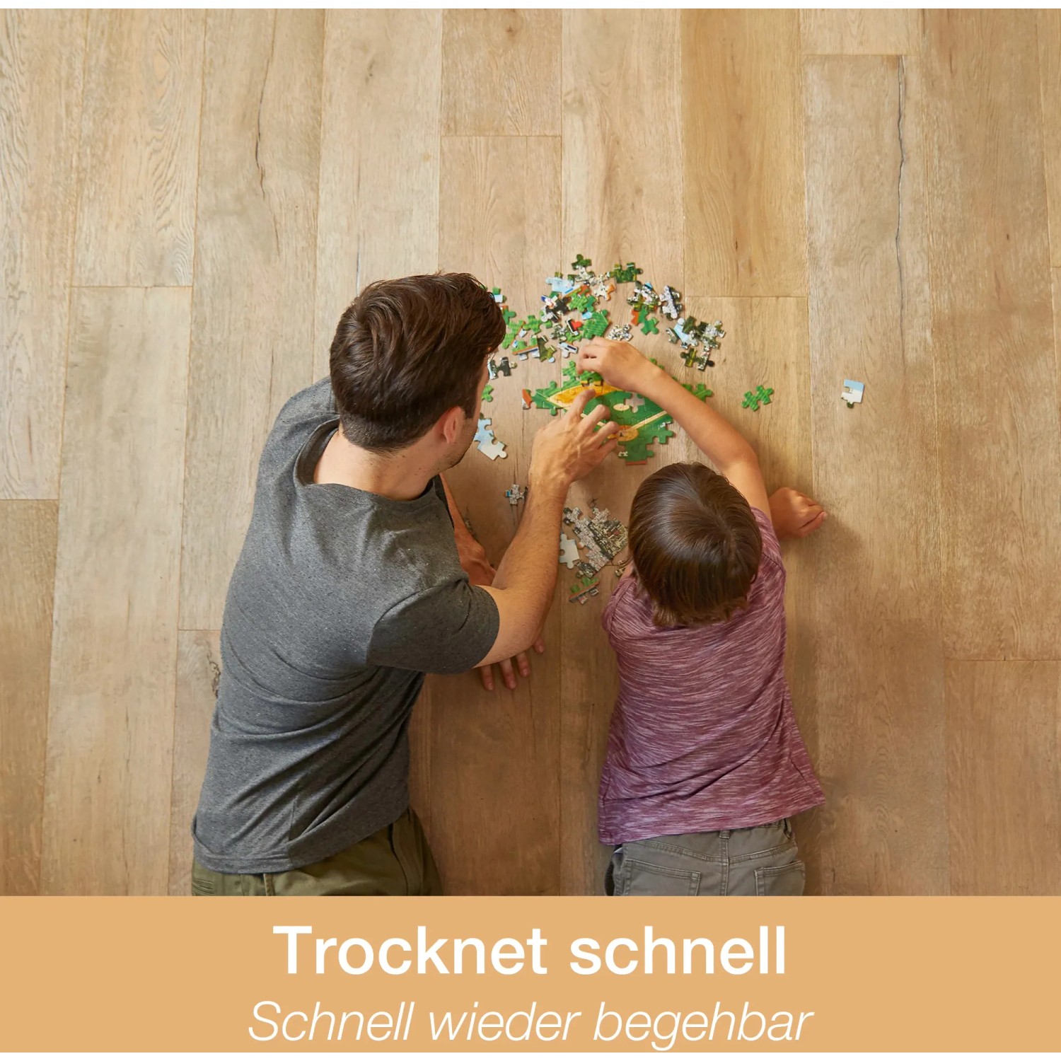Vater und Kind puzzeln auf einem geölten Holzboden, gereinigt mit Bona Reiniger. Schnelle Trocknung.