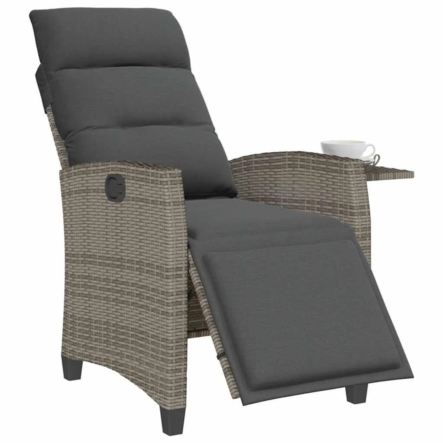 Grauer Poly Rattan Gartensessel mit dunklen Kissen, verstellbarer Fußstütze und integriertem Beistelltisch.