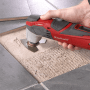 Einhell Multitool im Einsatz zum Fliesenfugen entfernen, 6-teiliges Zubehör-Set.