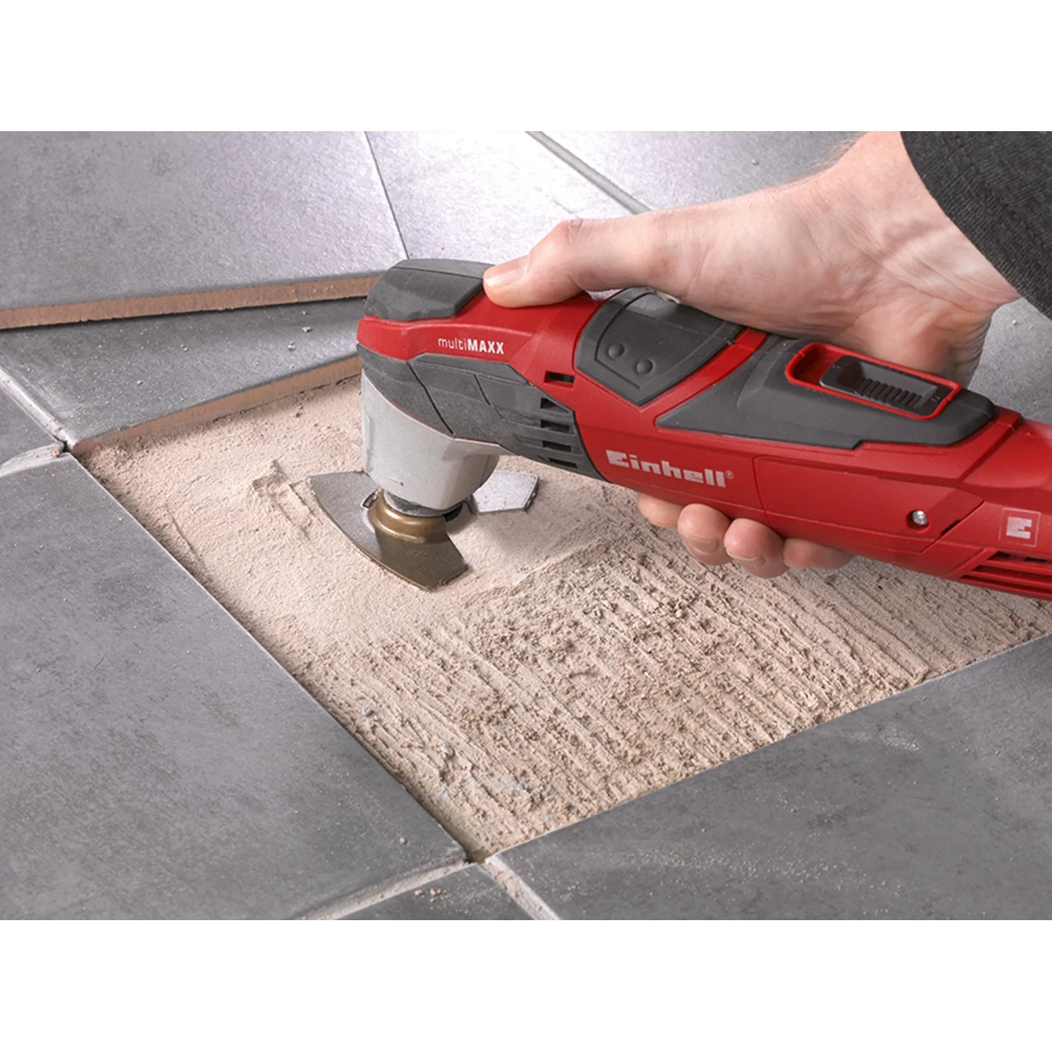 Einhell Multitool im Einsatz zum Fliesenfugen entfernen, 6-teiliges Zubehör-Set.