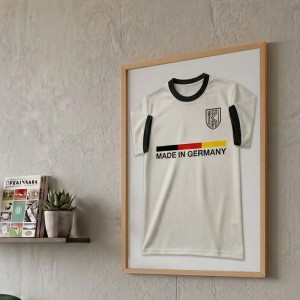 Echtholz Trikot Rahmen 50x70 cm, braun, mit weißem Trikot "Made in Germany" als Wanddeko.