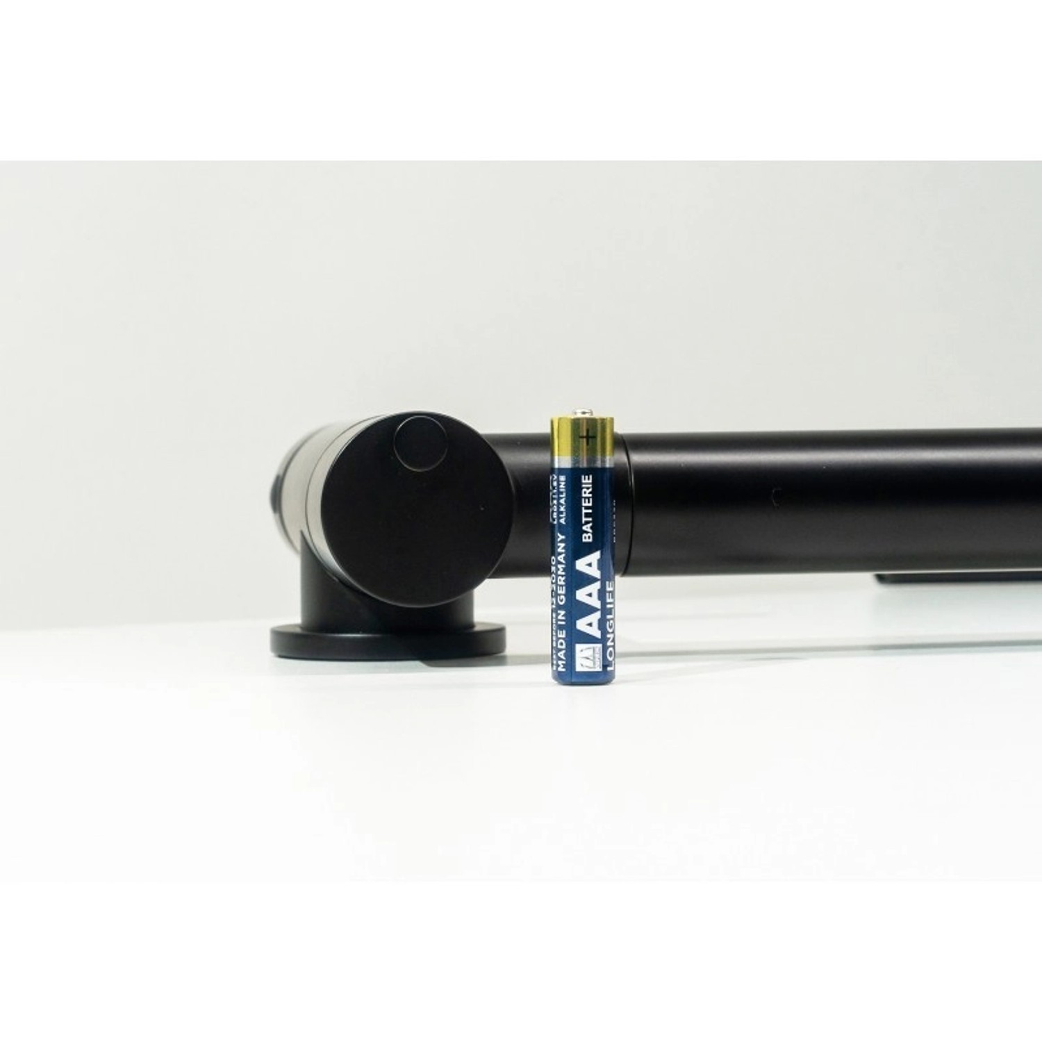 Schwarze VIZIO Küchenarmatur für Vorfenster-Montage mit Batterie zum Größenvergleich.