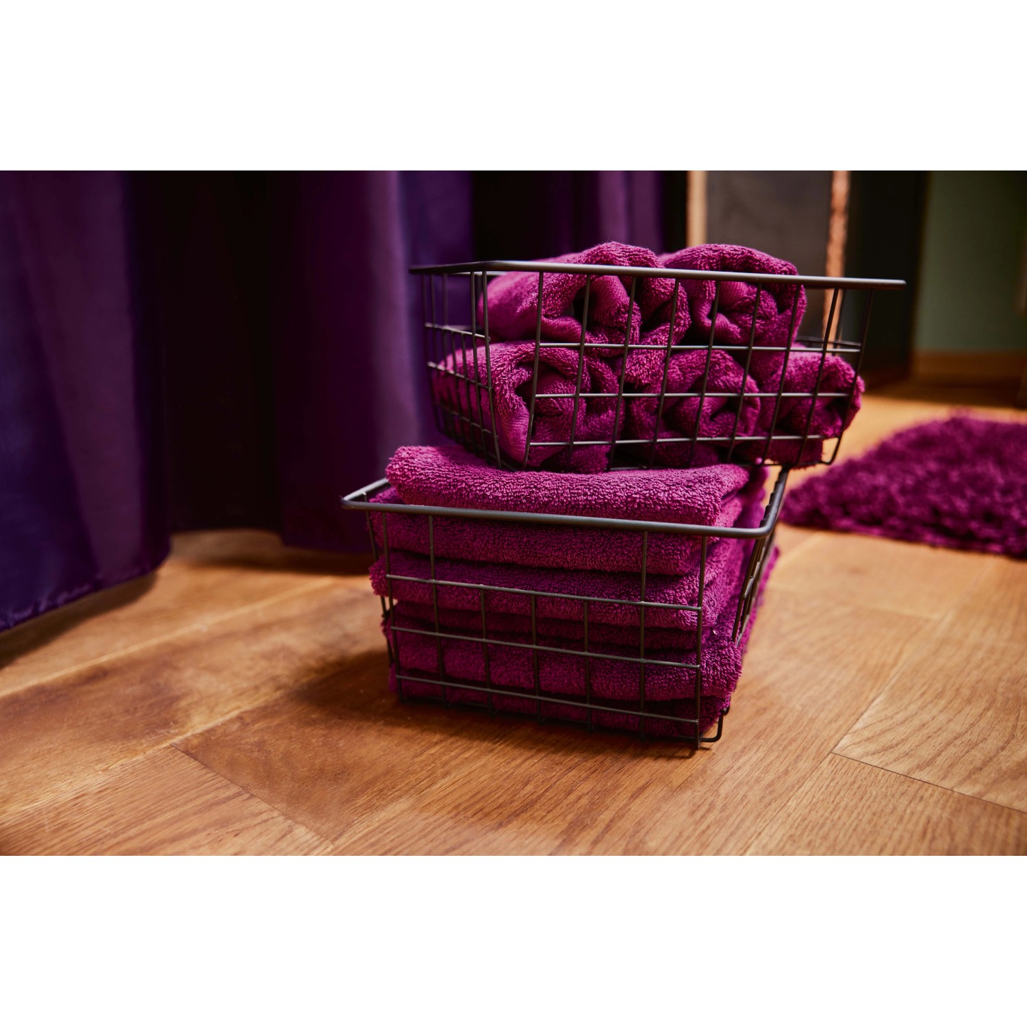 Violette baliv Gästehandtücher Dark Wonder im 2er-Set in Drahtkörben auf Holzboden.