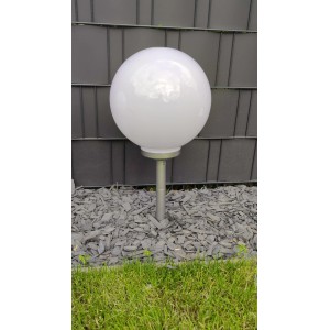 Dapo Solar Kugelleuchte Ola 25cm mit Erdspieß, weiße Kugel auf schwarzem Erdspieß im Garten.