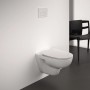 Weißer Ideal Standard WC-Sitz i.life A Sandwich mit schlankem Design an Wand montiert.