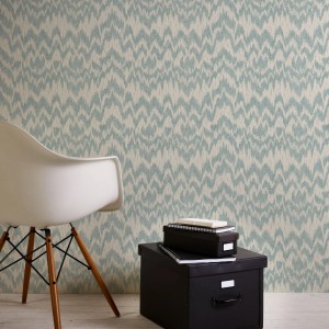 Bricoflor Vliestapete mit blau-weißem Batik Zickzack Muster in Textiloptik.