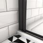 Schwarzes mattes Profil der AICA Walk-In Duschabtrennung Falttür, 6mm ESG Glas, auf schwarz-weißem Fliesenboden.
