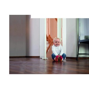 Kind sitzt vor weißem Abus Türstopper Leif. Kindersicherung für Türen im Innenbereich.