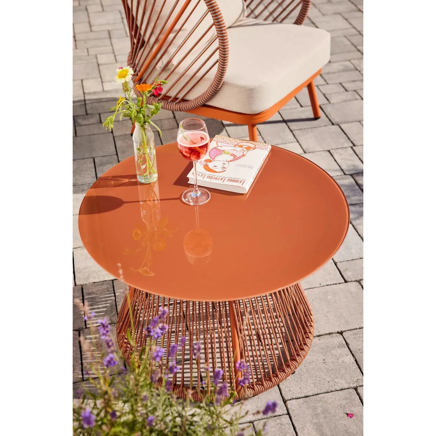 Balkontisch Bandon in Terrakotta mit Glasplatte und Seil-Optik, ideal für Balkon und Terrasse.