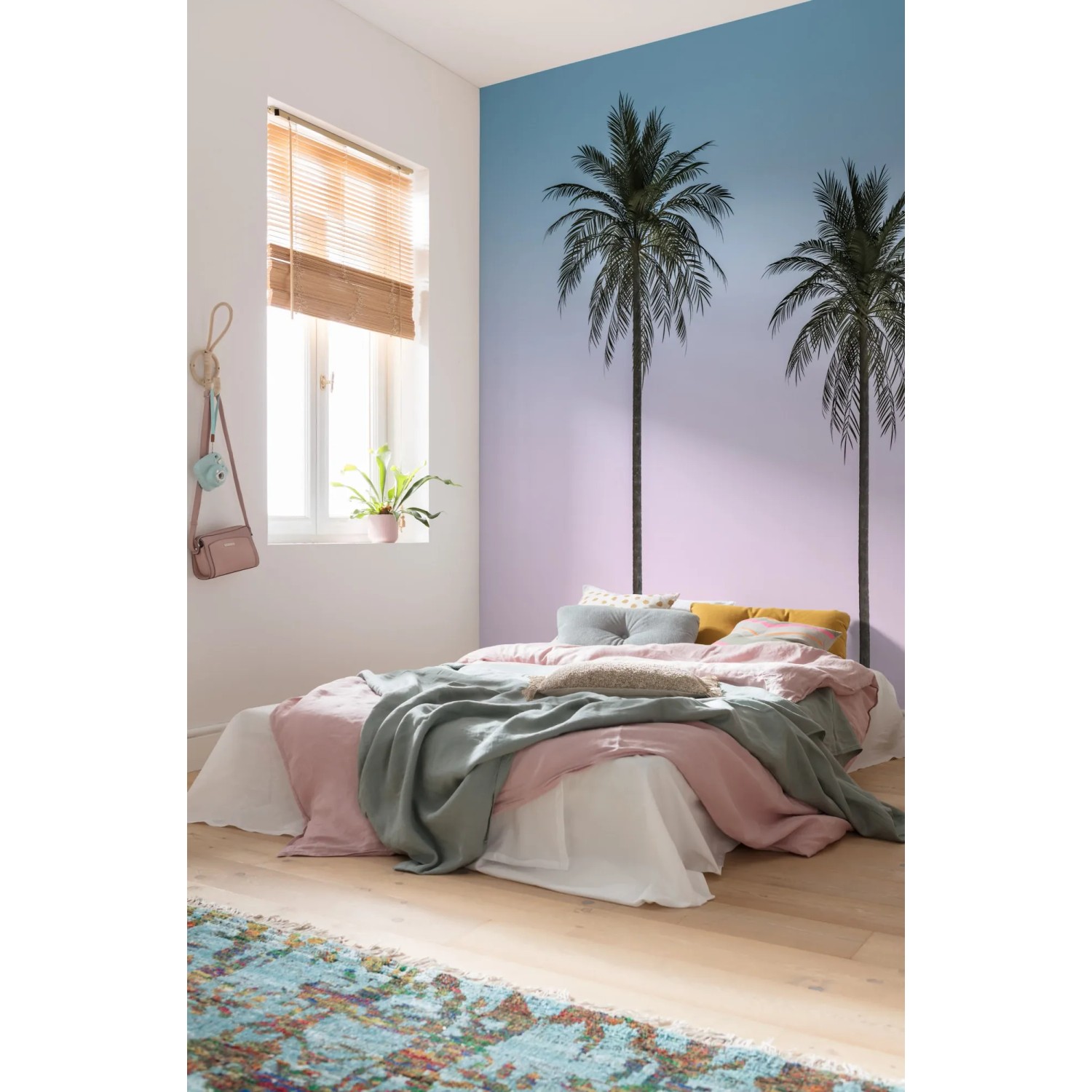 Komar Vlies Fototapete Skyhigh mit Palmen vor Farbverlauf im Schlafzimmer, 400x250 cm.