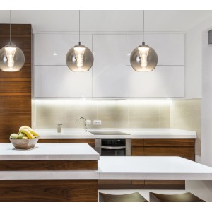 Moderne Näve LED-Pendelleuchte Vaso in Anthrazit über einer Küchentheke.